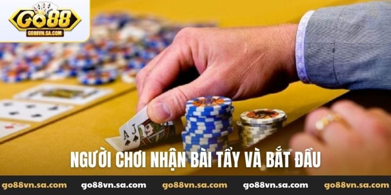 Người chơi nhận bài tẩy và bắt đầu
